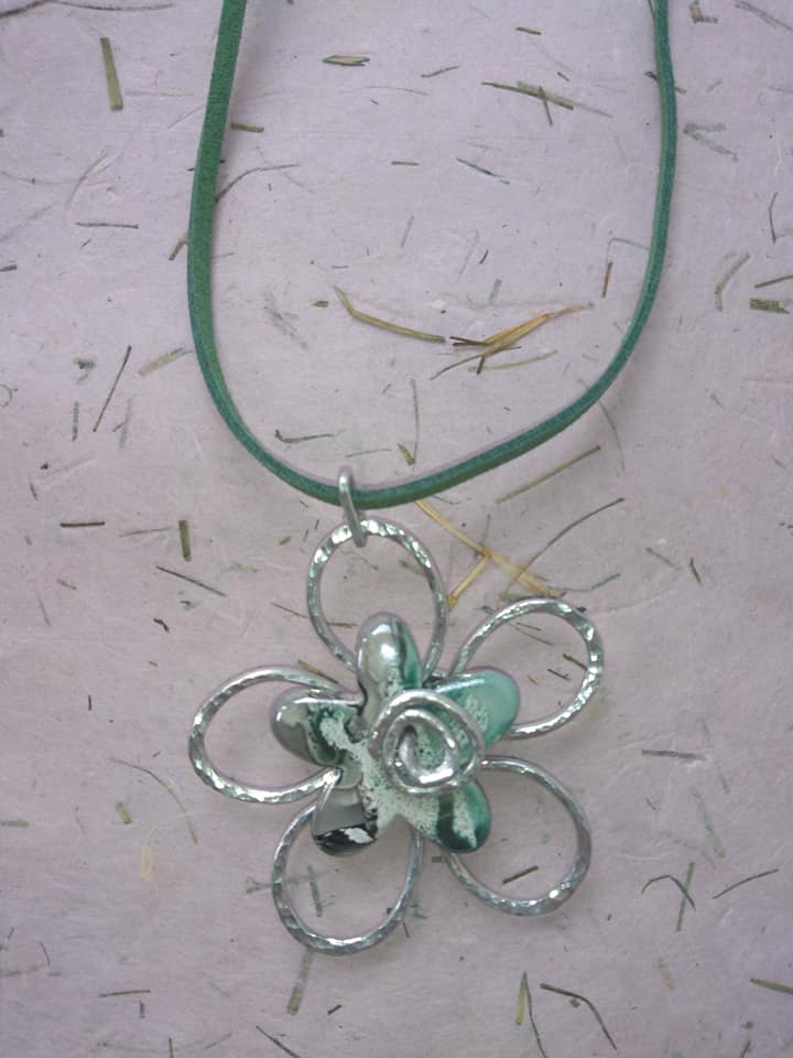 Collana in alluminio e ceramica