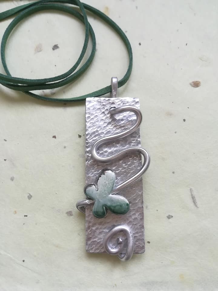 Collana di alluminio e ceramica greca