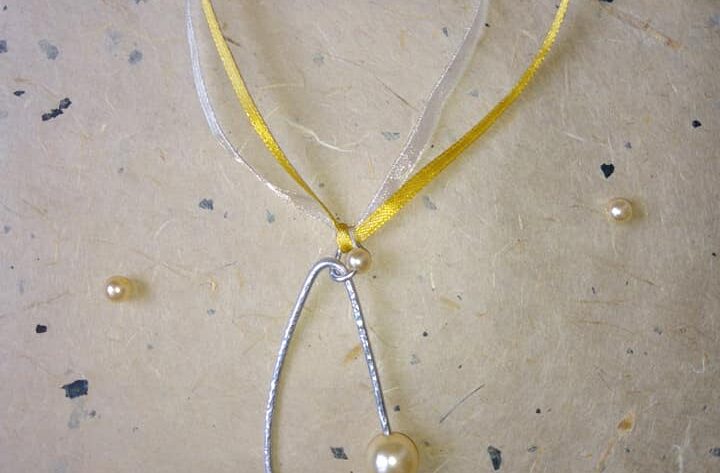 Collana in alluminio e perle