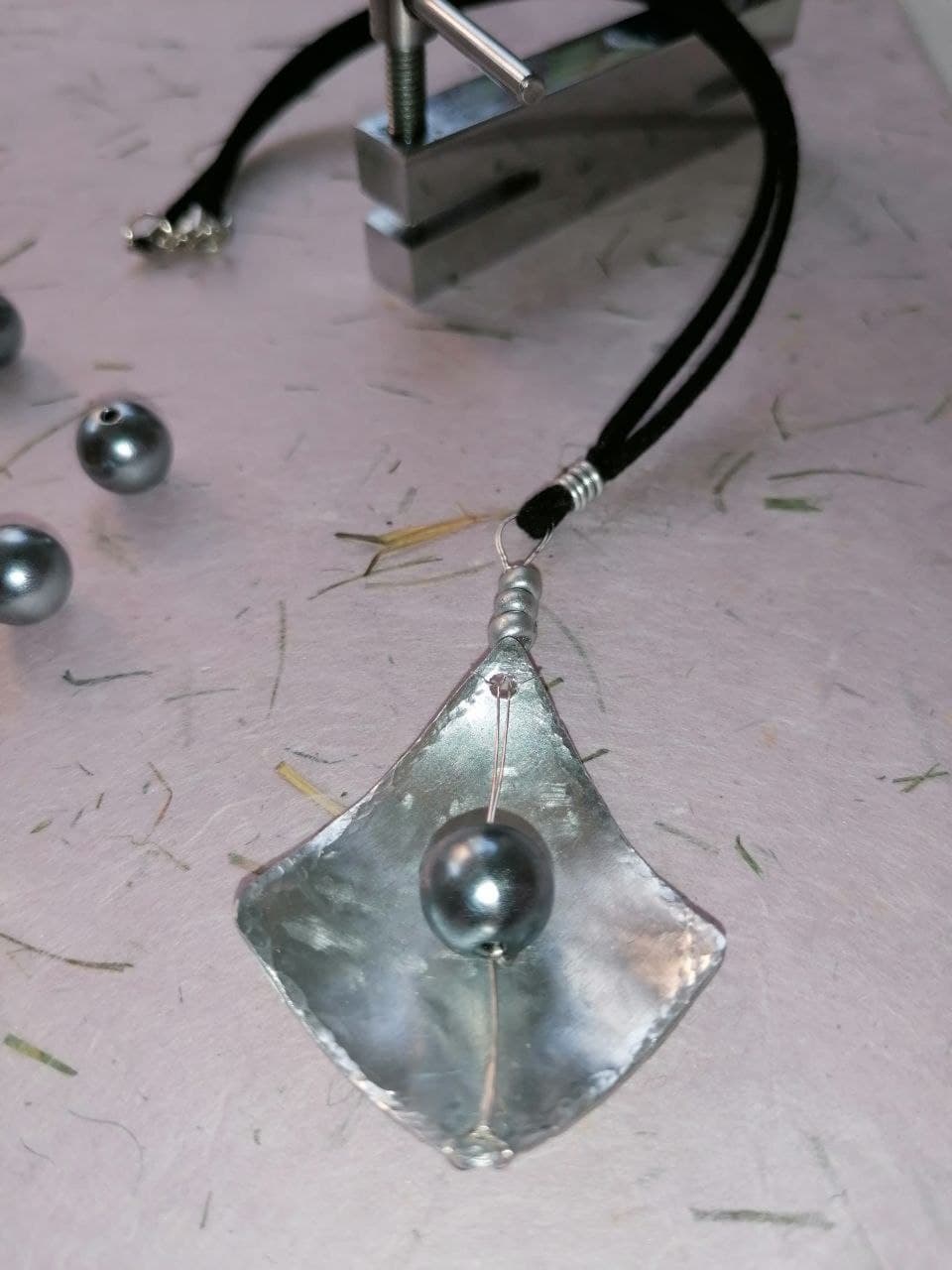 Collana in alluminio con perla