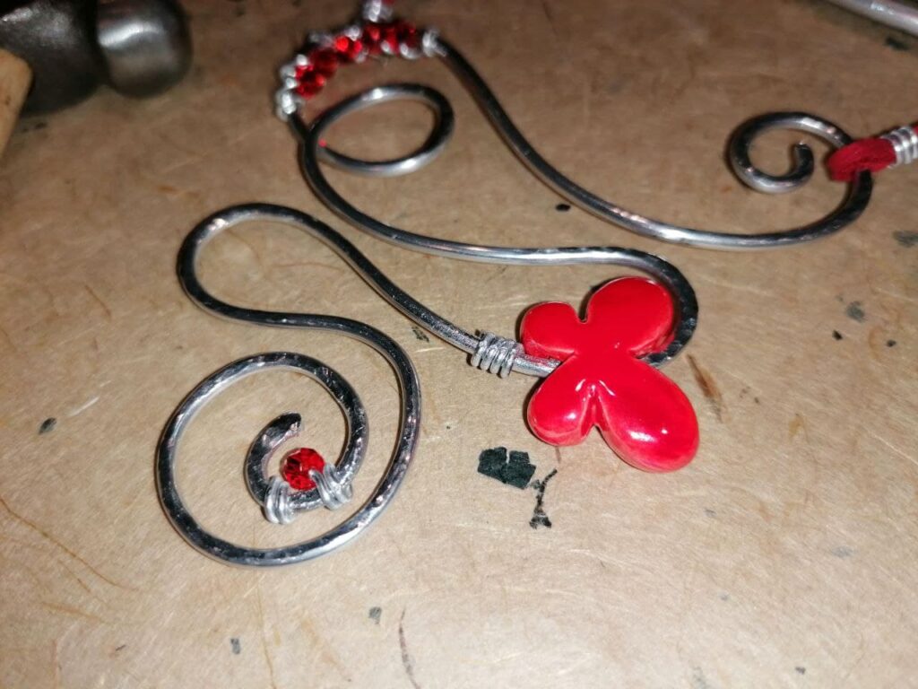 Collana in alluminio e ceramica