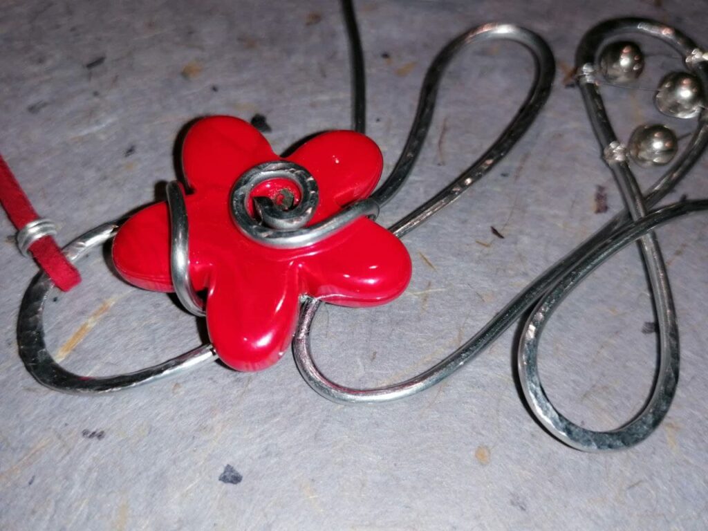 Collana in filo di alluminio e ceramica.